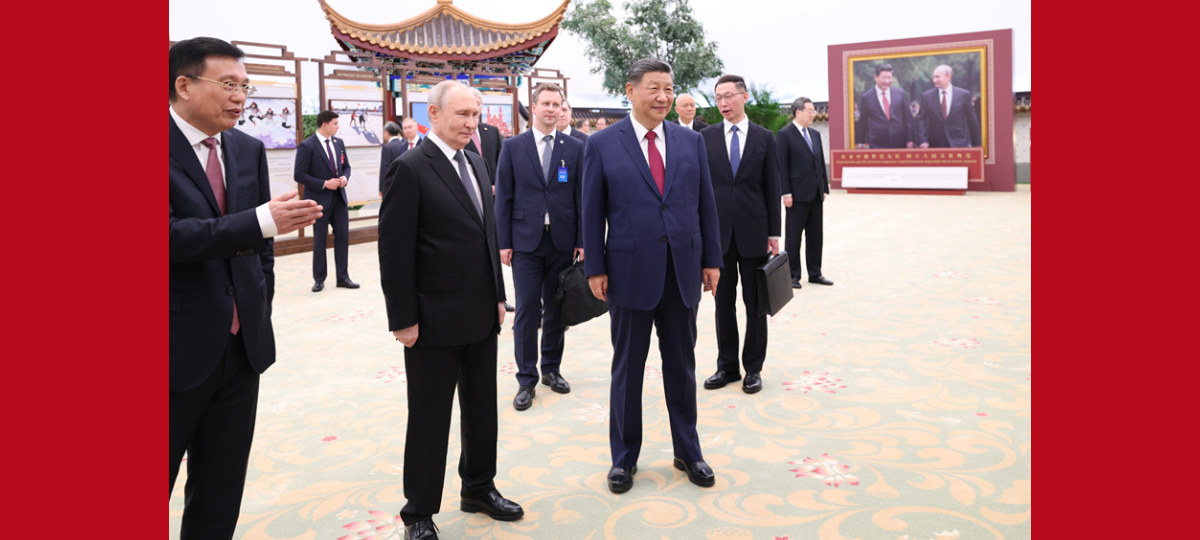Xi Jinping und Wladimir Putin besuchen Fotoausstellung zur Feier der chinesisch-russischen Freundschaft