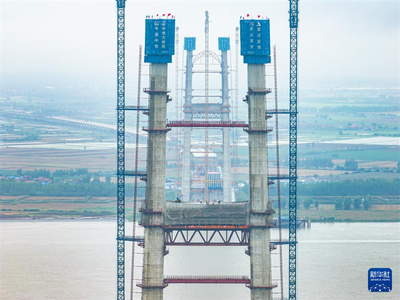 Die Pylone der Hannan-Yangtze-Brücke haben ihre Endhöhe erreicht