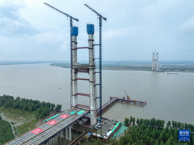 Die Pylone der Hannan-Yangtze-Brücke haben ihre Endhöhe erreicht