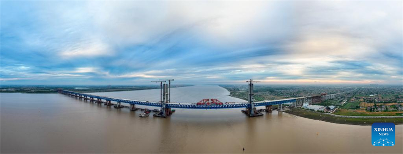 Chongqi-Straßen- und Eisenbahnbrücke in Ostchina erfolgreich fertiggestellt