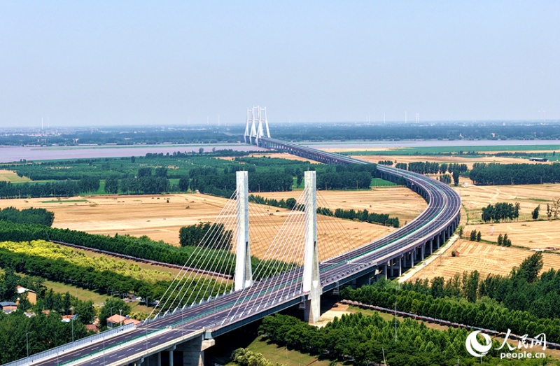 Dongbatou-Autobahnbrücke über den Gelben Fluss kurz vor der Eröffnung