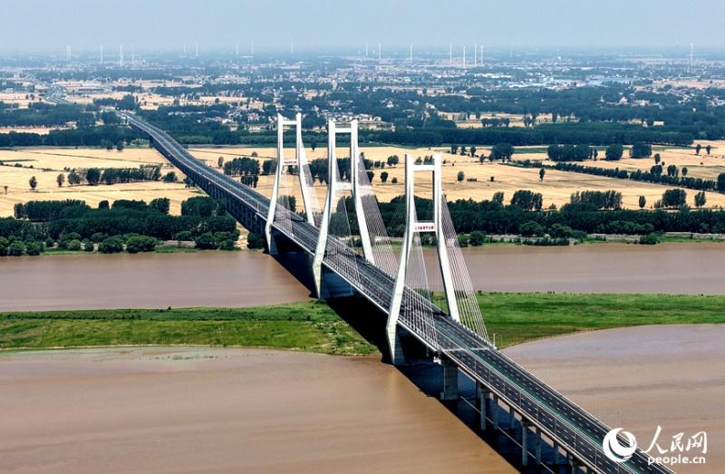 Dongbatou-Autobahnbrücke über den Gelben Fluss kurz vor der Eröffnung