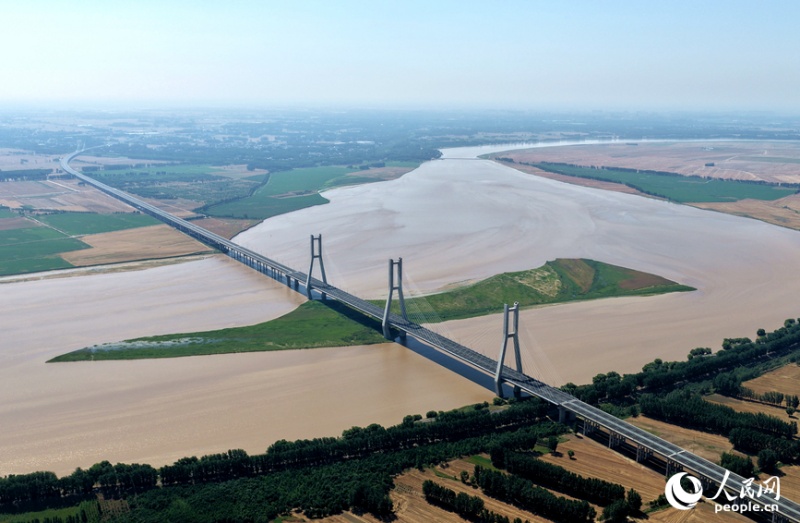 Dongbatou-Autobahnbrücke über den Gelben Fluss kurz vor der Eröffnung