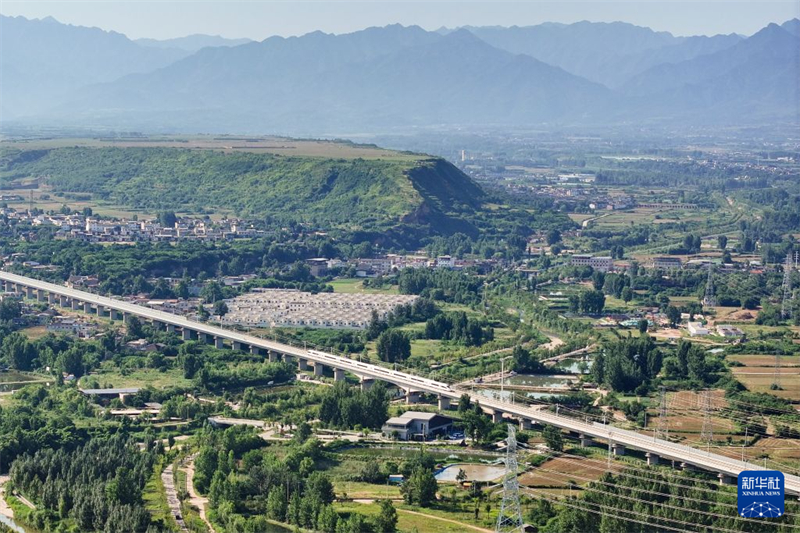 Die neue Hochgeschwindigkeitsstrecke Xi'an–Shiyan von oben