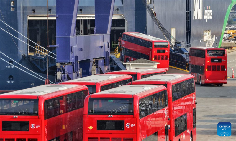 22 elektrische Doppeldeckerbusse von BYD aus dem chinesischen Hafen Yantai nach Großbritannien verschifft