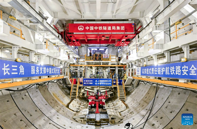 Chinas Mega-Tunnelvortriebsmaschine vollendet Jangtse-Unterwassertunnel