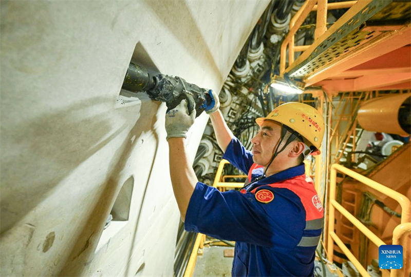Chinas Mega-Tunnelvortriebsmaschine vollendet Jangtse-Unterwassertunnel