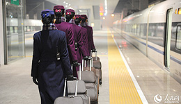 Die 28-jährige Li Na arbeitet als Zugbegleiterin im Schnellzug G651. Seit drei Jahren leitet sie das Serviceteam auf der 1.216 Kilometer langen Strecke zwischen Beijing und der alten Kaiserstadt Xi’an. 