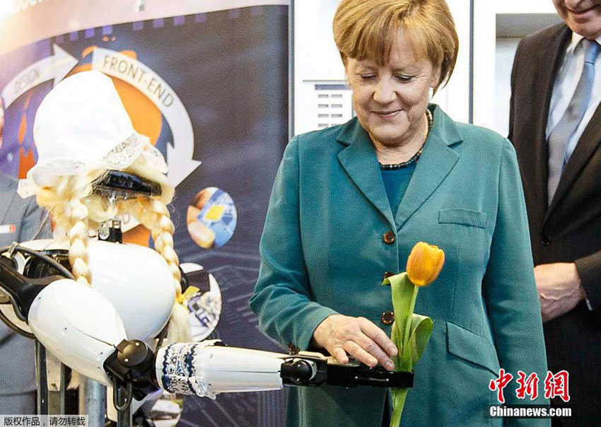 Roboter flirtet mit Merkel