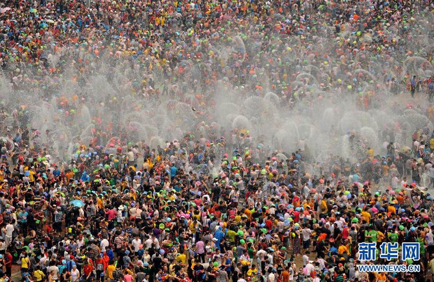 Tausende feiern Wasserfest in Yunnan