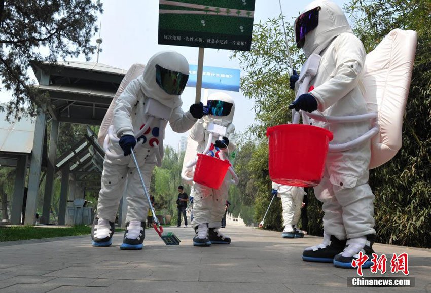 „Raumfahrer“ sammeln Müll in Shijiazhuang