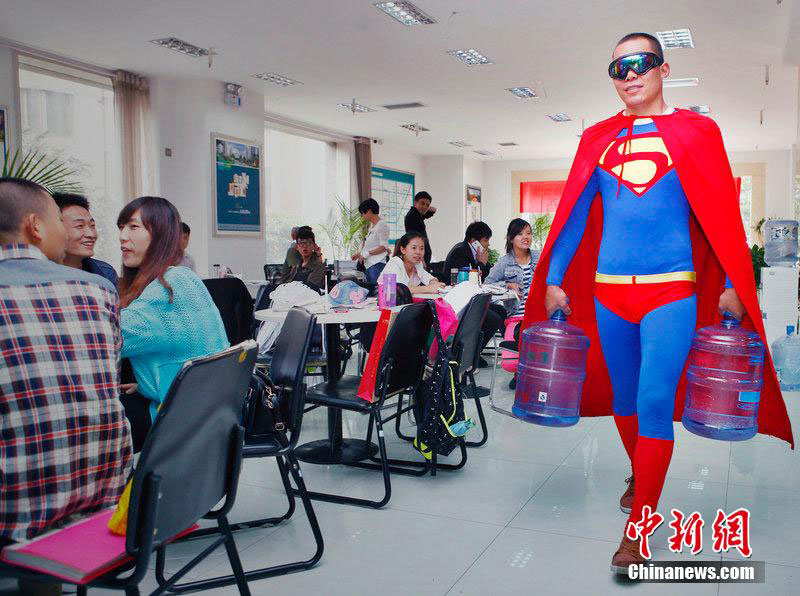 „Superman“ trägt Wasser in Xi’an