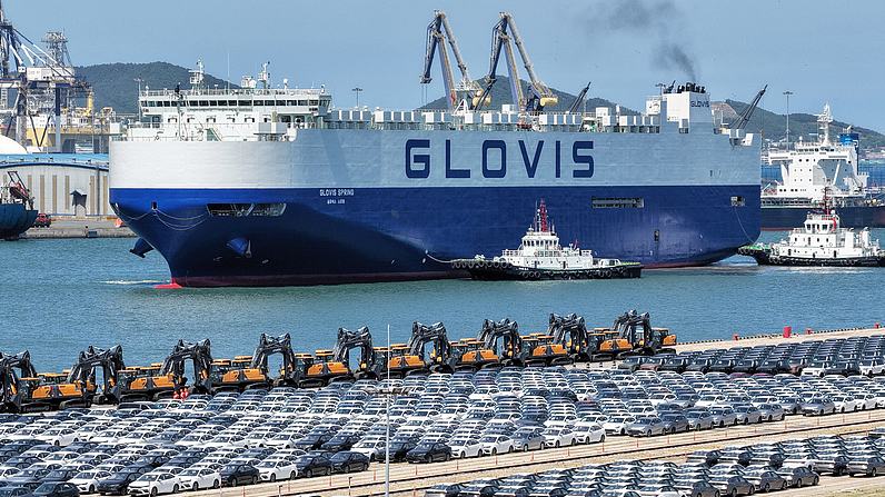 Riesiges Autotransportschiff bricht mit über 8.000 Elektrofahrzeugen nach Europa auf